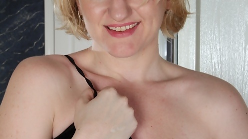 That blonde MILF wants to have sexy mature pictures.