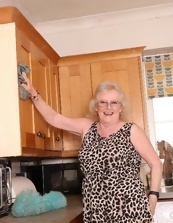 Granny housewives porn pics with lots of laughing