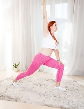 Redheaded fitness hottie teases in her erotic leggings